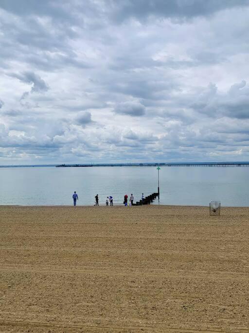 Apartments Near The Sea With Free Parking Southend-On-Sea Bagian luar foto